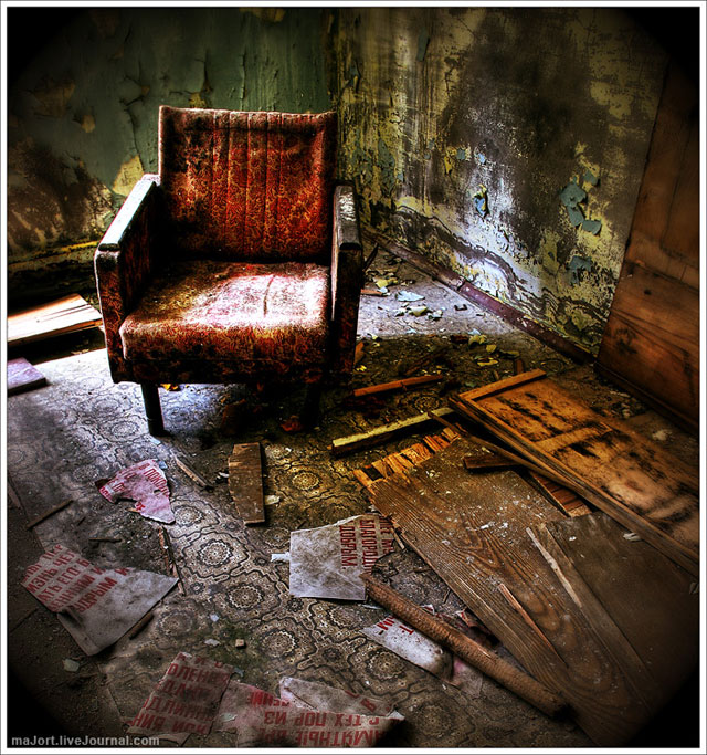 room chair urban decay 