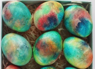5 Unique Ways to Dye Easter Eggs 5 unique ways to dye Easter eggs.